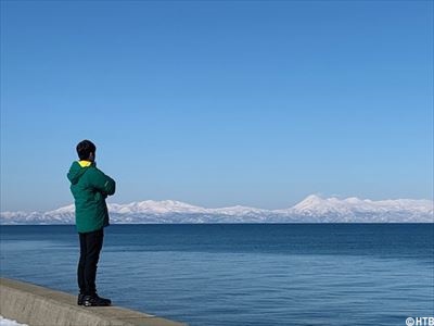 知床連山を見つめる菊地_R.jpg