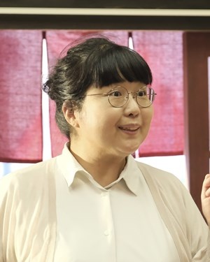 元教え子を心配する高校教師・三輪ことり役:小林きな子