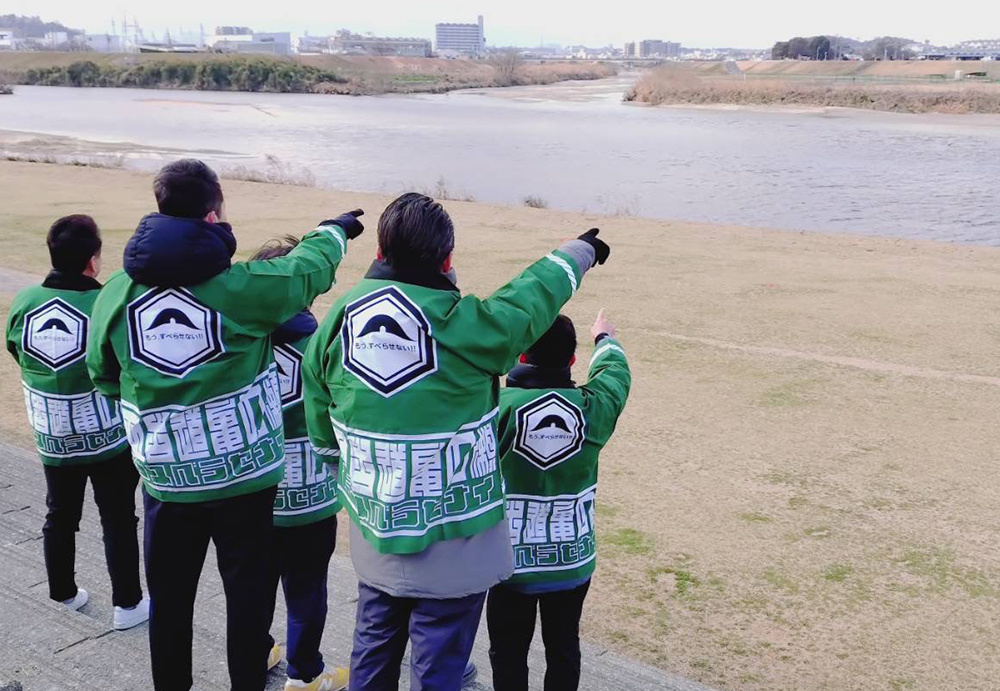 川を見つめる柏原市スタッフ.jpg