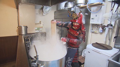④店長が仕込みも調理も甲冑でこなしていた.jpg
