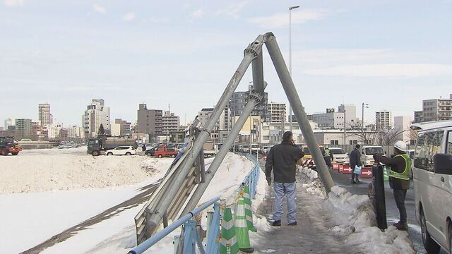 荷台上げたまま…排雪作業に向かう途中のダンプカーが道路標識に衝突し柱なぎ倒す　札幌市 サムネイル