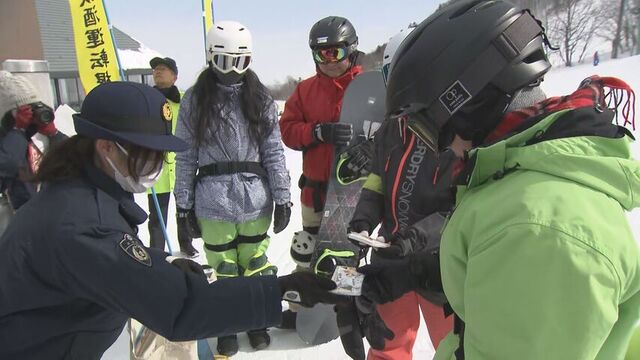 “手裏剣”に願い込め　警察官がスキー場で外国人に交通安全呼びかける サムネイル