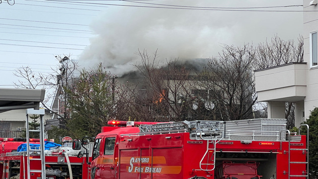【速報】「住宅の屋根から煙が見える…」札幌市清田区の住宅街で火事　高齢の男性がけが　命に別状なし