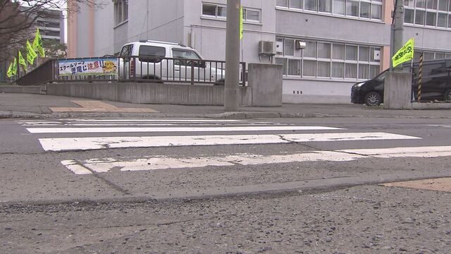 登校中の小１の男の子が横断歩道で車にはねられ左足骨折の疑いで病院搬送　現場は信号機のある交差点　札幌