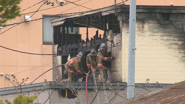 「１階の屋根に避難している」２４日未明　北海道千歳市の住宅で火事　５０代の女性が搬送　