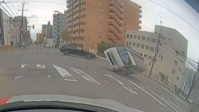 【衝突の瞬間】ワゴン車が赤信号の交差点に侵入　車と衝突し横転　運転手けが　札幌市 サムネイル