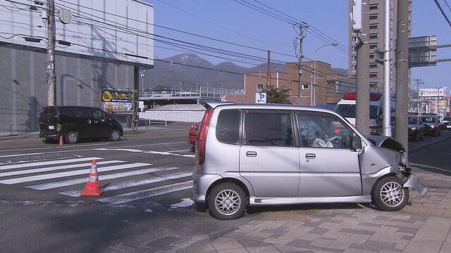 前方がつぶれた軽乗用車　停車中のワンボックスカーに追突　3人けが　札幌市西区 サムネイル