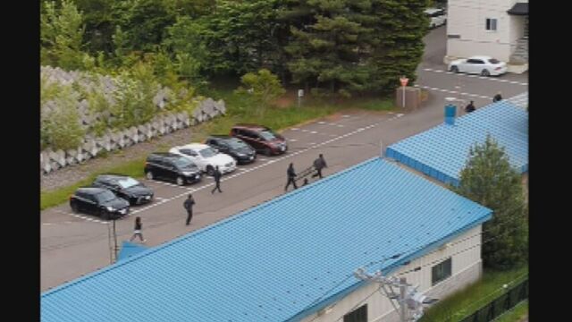 自宅に知人女性を監禁した疑いで男を逮捕　警察官らが男の身柄確保に向かう現場をカメラがとらえる　札幌市 サムネイル