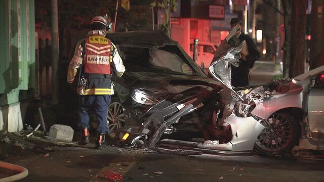 真夜中の交差点で…右折車と対向車の衝突事故　同乗の20代女性2人負傷　1人は意識不明　札幌・白石区 サムネイル