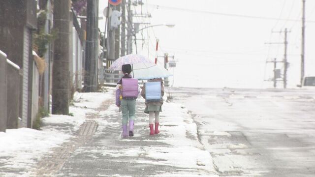 「タイヤ交換したのに…」北海道、オホーツク海側で雪　市民雪かきに追われる　寒気の影響続く サムネイル