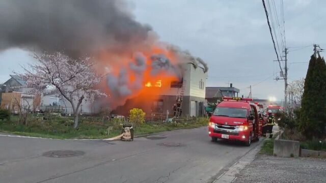 当別町の住宅で火事　２階の床が１階車庫まで抜け落ち内部ほぼ全焼　２階玄関で女性発見、搬送先で死亡確認