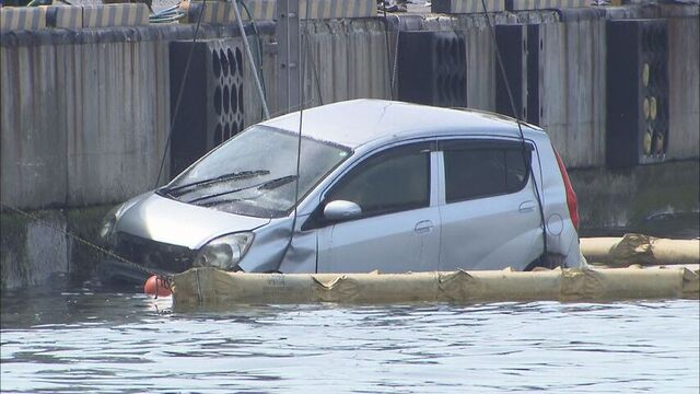 港で5日前に海に転落した軽乗用車、引き揚げられる　乗っていた人は見つからず　釧路市浜町 サムネイル