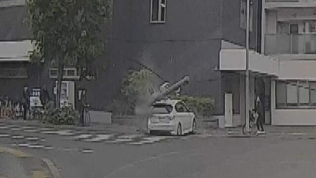 ドラレコ衝撃映像！乗用車が電柱に衝突　電柱倒壊、歩行者病院搬送　札幌・北区