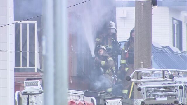 「２階の窓から火が見える」釧路市で住宅を焼く火事　消防車など１１台出動　出火原因１日も調査へ　