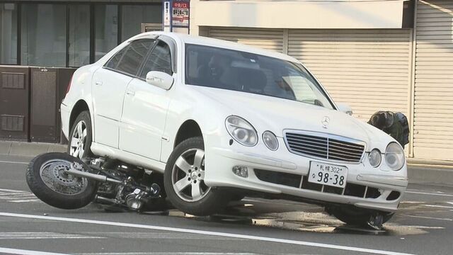 札幌市豊平区　国道でバイクが車の下敷きに　バイクの男性がはね飛ばされる衝撃の瞬間