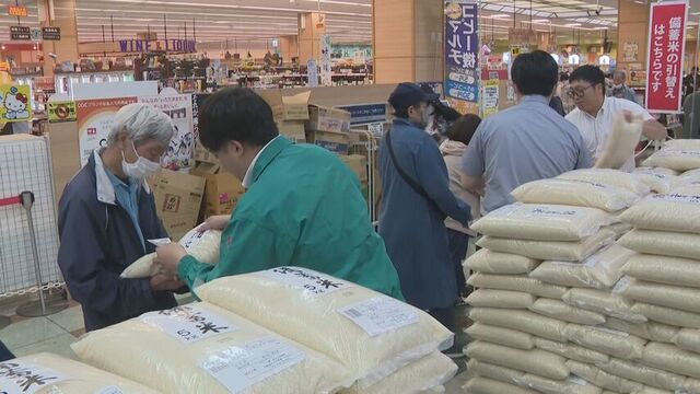 徹夜組も出現！帯広のスーパーで備蓄米の販売はじまる　用意された700袋は1時間で売り切れ サムネイル
