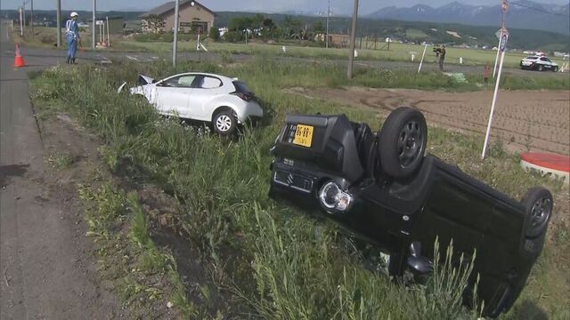 車同士の事故　上富良野町付近で片方はさかさまに横転　片方は前方破損　3人搬送 サムネイル