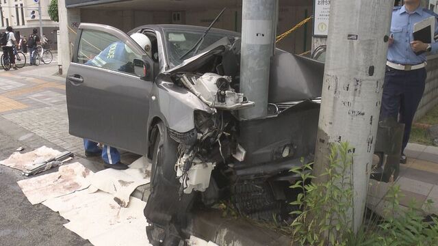 乗用車が電柱に衝突　60代男性病院搬送　事故の影響で信号機故障　交通整理続く サムネイル