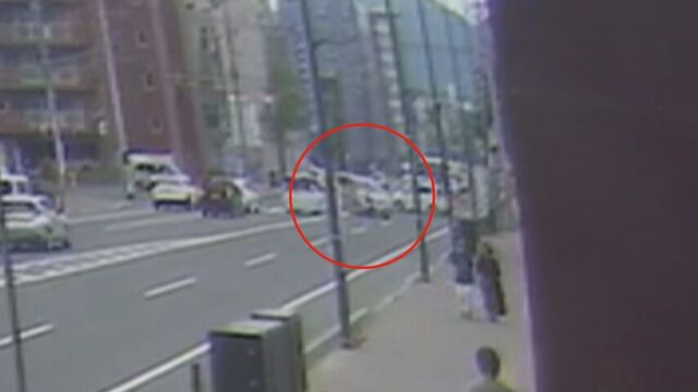 【事故の瞬間】横断歩道を渡っていた女性が乗用車にひかれ意識不明の重体　65歳男を逮捕 　札幌・中央区