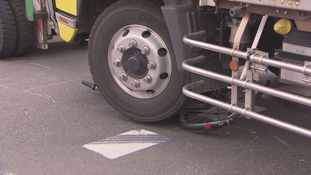 大きなタイヤにつぶされ…札幌市東区でトラックが自転車巻き込む事故　出合い頭に衝突し1人搬送 サムネイル