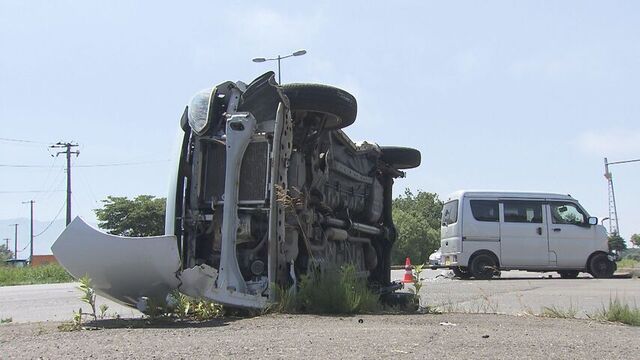 国道で軽自動車同士が衝突　それぞれ横転、大破　男性2人けが病院搬送　右折・直進の事故か　石狩市 サムネイル