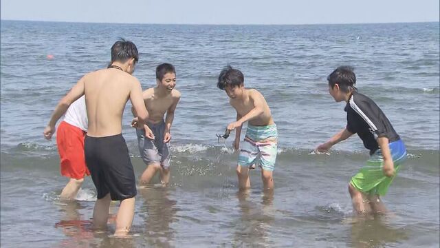 「（カニに）はさまれてめっちゃ痛かった。」北海道内各地で気温上昇　小樽市で海水浴にぎわう サムネイル