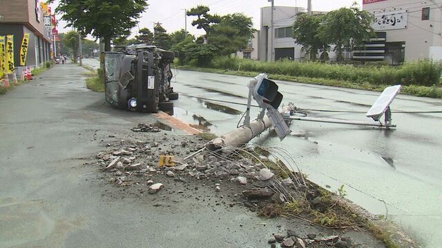 苫小牧市で乗用車が信号柱をなぎ倒す事故　けが人なし　信号復旧作業で一部通行止め　迂回などで渋滞も サムネイル