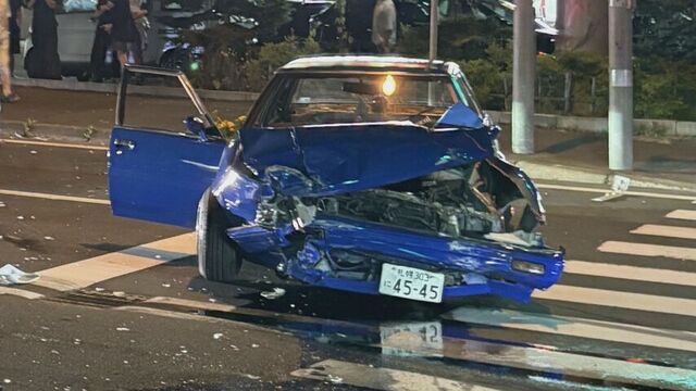【逃走映像】「不正改造で捕まりたくなくて逃げた」パトカー追跡の車、信号無視で衝突　60代男性軽傷　札幌 サムネイル
