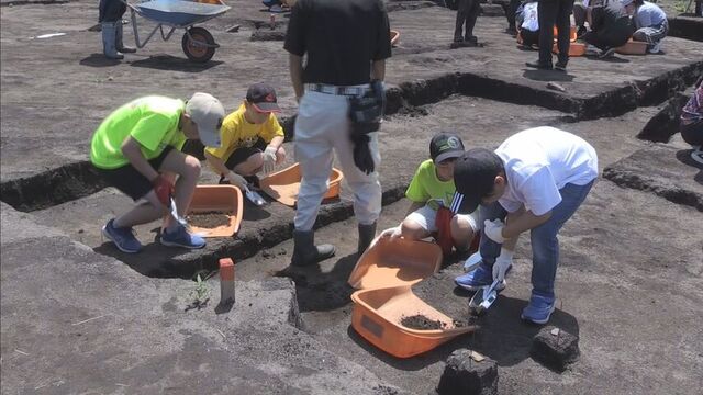 「おお、見つけた！」小学生が縄文遺跡発掘体験　日高・新冠町