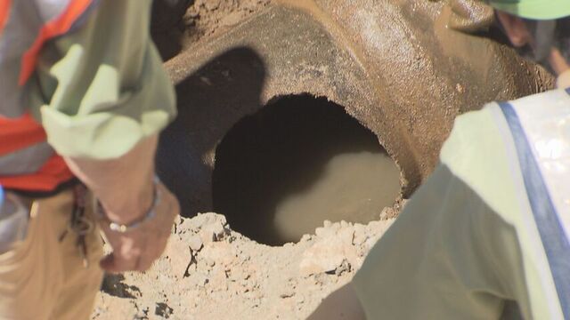 下水道管に直径約30センチの穴　7日陥没の道路を札幌市が掘削調査　 サムネイル