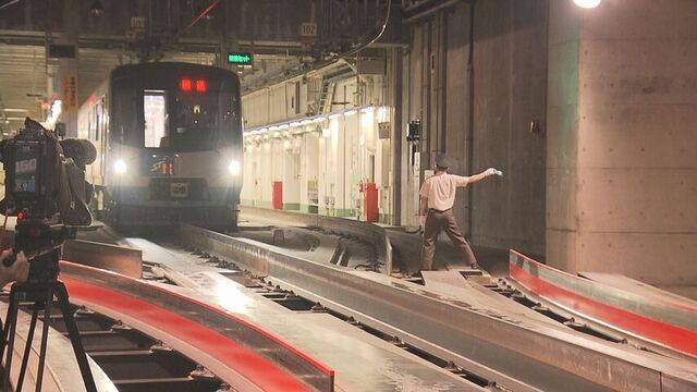 札幌市営地下鉄　故障した車両を連結して救援する訓練を報道陣に初公開