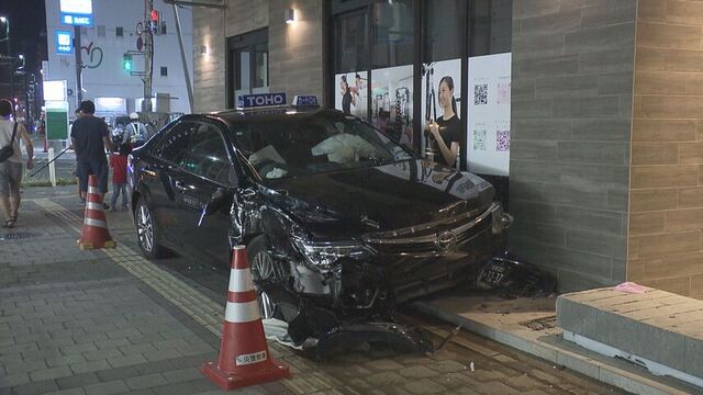 歩行者の女性が巻き込まれ意識不明　軽トラックと衝突したタクシーが歩道に乗り上げる　札幌・中央区 サムネイル
