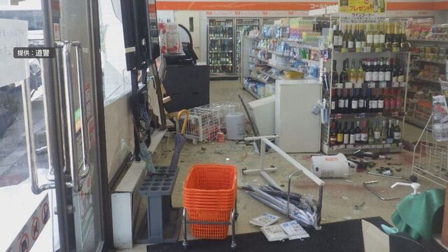 70代ドライバーのタクシーがコンビニに突っ込む事故　けがなし「アクセルとブレーキを踏み間違えた」札幌市 サムネイル