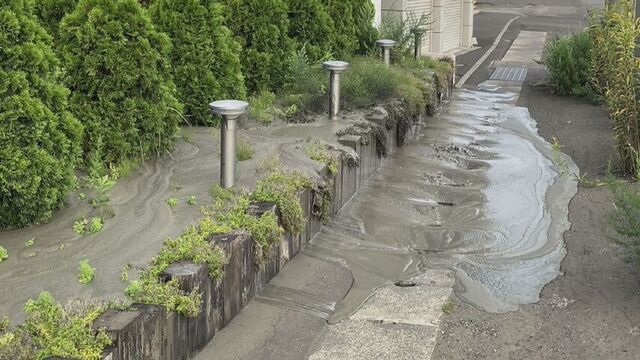【住民不安】北海道新幹線トンネル工事 歩道にまで泥が漏れ出す 「注意を払ってやってもらいたい」