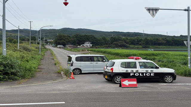 警戒する警察車両