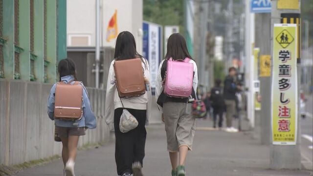 【恐怖】住宅裏のカメラに親子グマ3頭　近くの小学校で見守り登校　札幌市西区 サムネイル