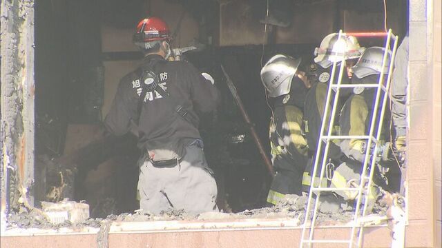 旭川市のアパートで火事　火元の部屋から男性の遺体　別の部屋に住む女性も避難する際にけが サムネイル