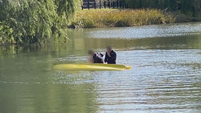 札幌・中島公園の池でボート転覆、子ども含む外国人4人無事救助　バランス崩しボート転覆か？ サムネイル