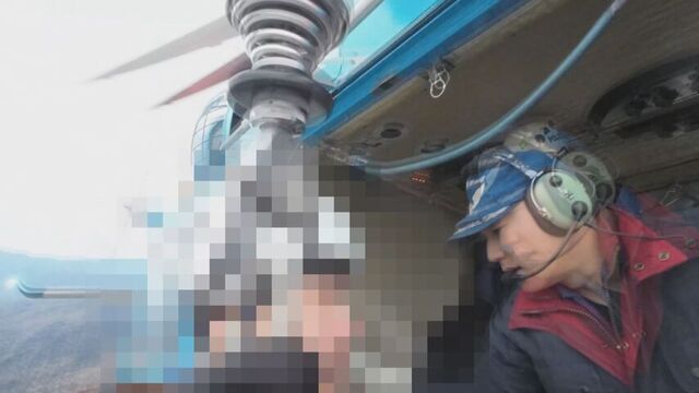 【救助の瞬間】標高1500mで道警ヘリが登山客を　大雪山系黒岳の雪が積もる山頂付近で外国人女性が足首骨折 サムネイル