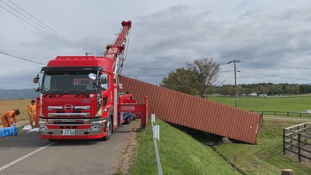大型トレーラーが横転し道路をふさぐ　バックしようとして脱輪か　北海道千歳市　 サムネイル