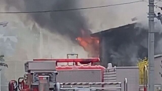 【速報】噴き出す炎と煙　札幌・中央区の2階建て住宅で火事　消火活動中 サムネイル