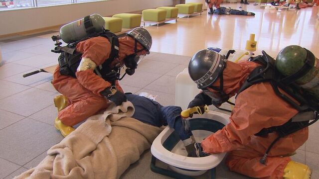 化学テロ想定 札幌市消防局と北大が合同で訓練 被害者救助と薬品の無害化や情報共有の在り方など確認 サムネイル