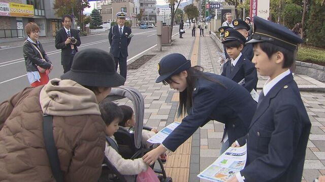 通行人もおもわず笑顔…小学生が警察官の制服を着て交通安全を呼び掛ける 札幌市西区  サムネイル