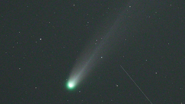 1300年に1度のシャッターチャンス? 「レモン彗星」夜空に尾を引く姿を激写 HTBスタッフも撮影に挑む サムネイル