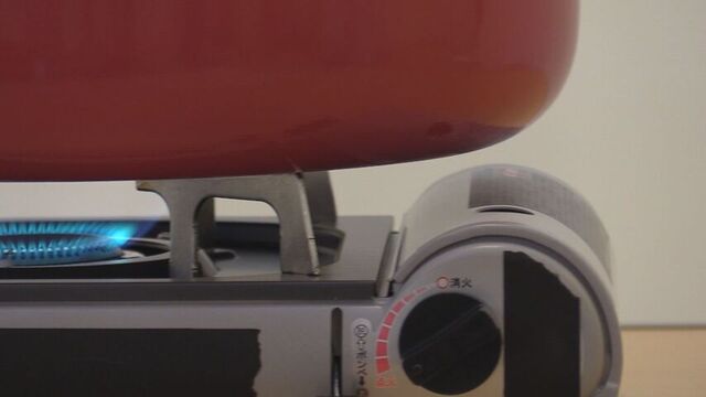 カセットコンロのボンベ部分を覆う鍋・・・