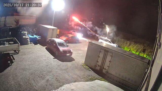 パキスタン人の会社にロケット花火が次々に撃ち込まれた