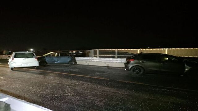 ブラックアイスバーン　国道１２号で　乗用車など６台が絡む多重事故　女性１人死亡　２人搬送　美唄市