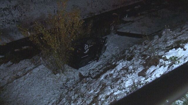 夏タイヤの軽自動車が川に転落・横転　雪の札幌は路面凍結「状況に適したタイヤの使用を」札幌・豊平区