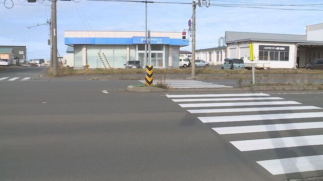乗用車が赤信号無視か　横断歩道の70代女性がはねられ死亡　警察が女性運転手を事情聴取　根室市