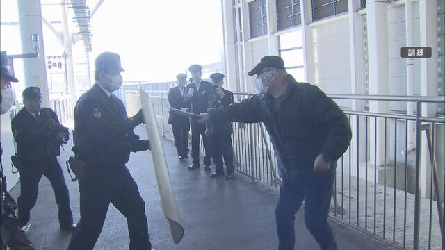 「確保！」北海道警と青森県警の合同訓練　新幹線で道内へ逃走の容疑者を想定